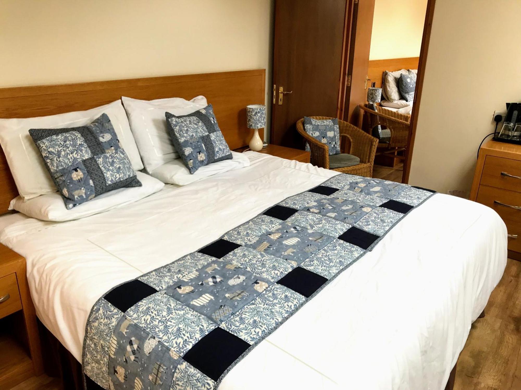The Golden Fleece Hotel Chard Bagian luar foto
