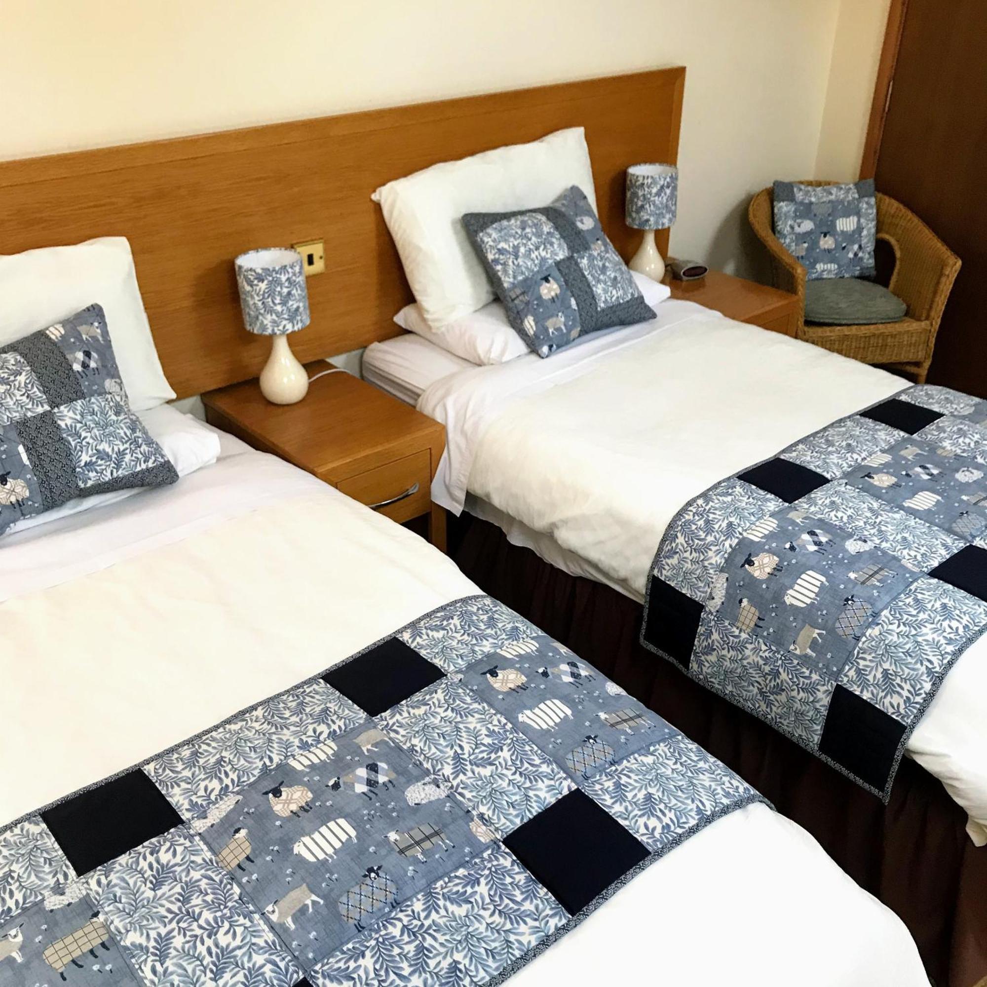 The Golden Fleece Hotel Chard Bagian luar foto