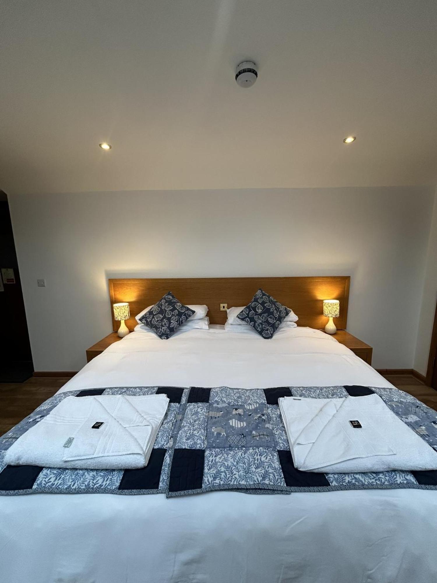 The Golden Fleece Hotel Chard Bagian luar foto